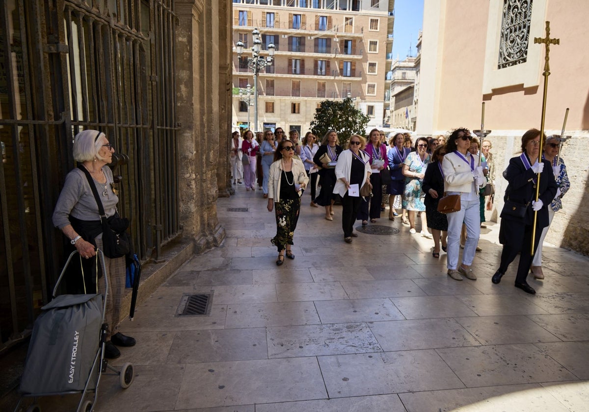 Imagen principal - Marisa, a la izquierda, viendo pasar a la camarera de la Virgen y la corte de honor.