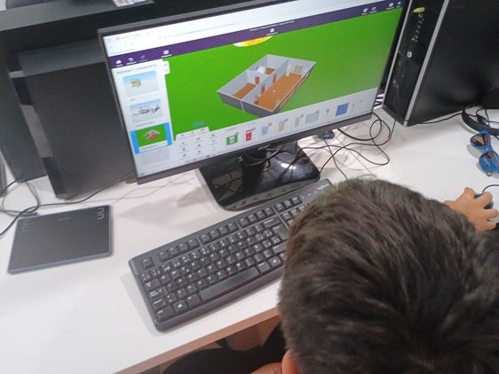 Uno de los participantes en el taller crea en 3D el parque.