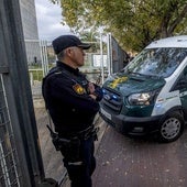 Un agente ante un vehículo de la Guardia Civil.