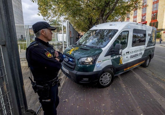 Un agente ante un vehículo de la Guardia Civil.