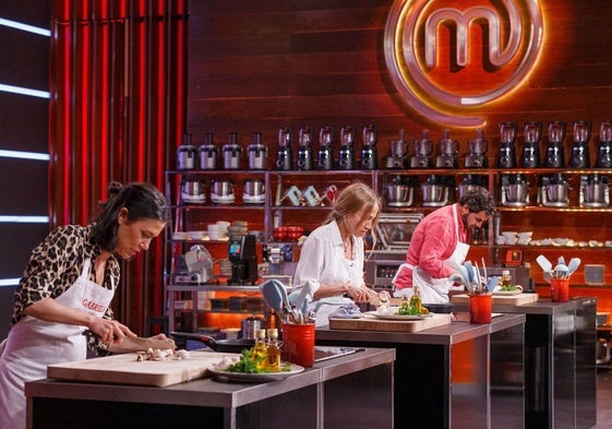 Concursantes cocinando en el programa de este lunes.