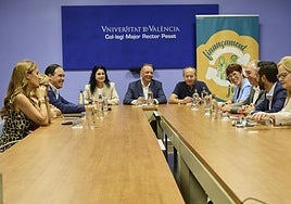 Diputados del PP, Compromís y PSPV, junto a los agentes sociales (patronal y sindicatos), en la reunión de la plataforma del pasado mes de septiembre.