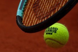 Una raqueta y pelota de Roland Garros.