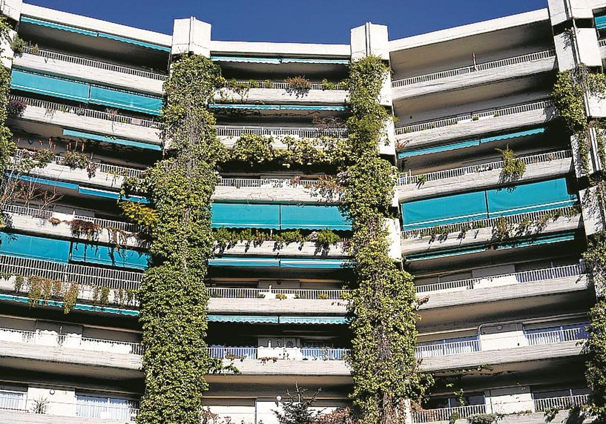 Varios balcones con toldos en una comunidad de vecinos, imagen de archivo.