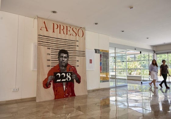 La pieza 'No oblidem', en el hall de la Facultad de Bellas Artes de la Politécnica de Valencia.