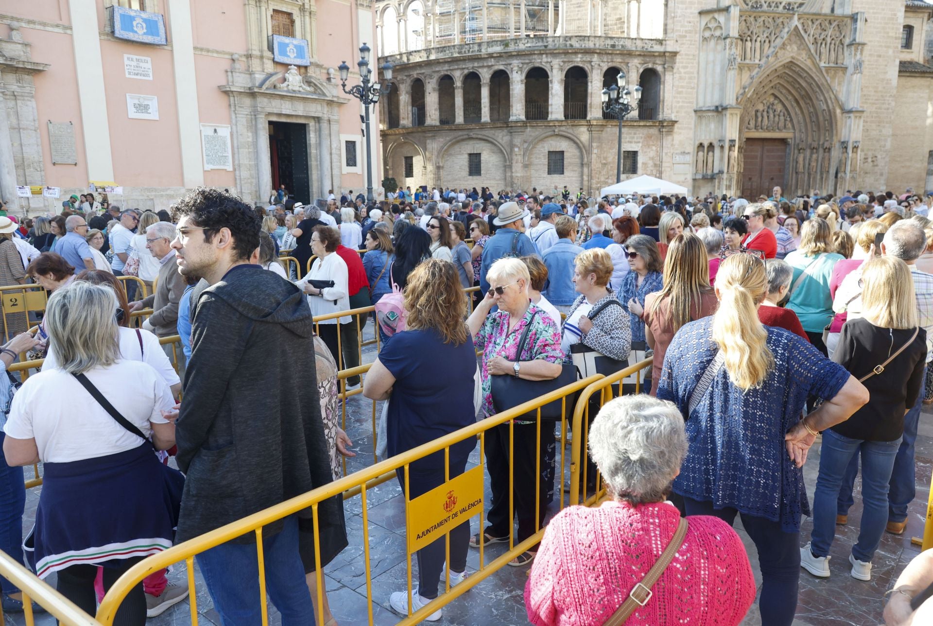 Besamanos a la Virgen de los Desamparados en Valencia