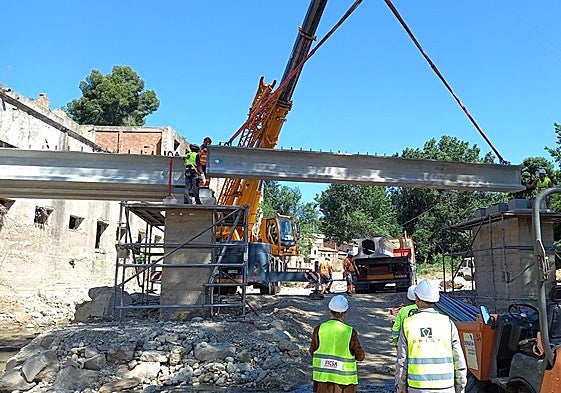 Colocación del tablero en el río Buñol.