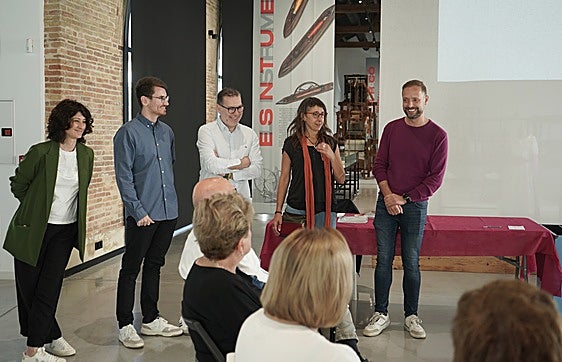 Varios concejales del Ayuntamiento saludan a los participantes de la actividad.