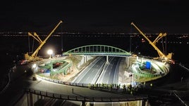 Grúas trabajando en el montaje del puente.