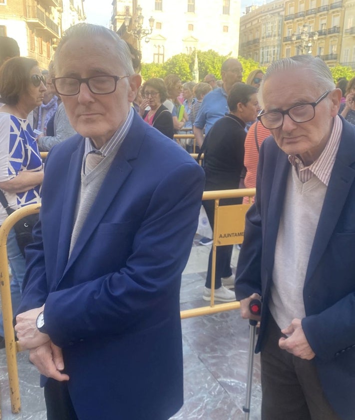 Imagen secundaria 2 - Pepe ribes, damnificado de la dana en Paiporta, colas de más de 600 personas en la plaza de la Virgen y los mellizos Rafael y Francisco Clerch.
