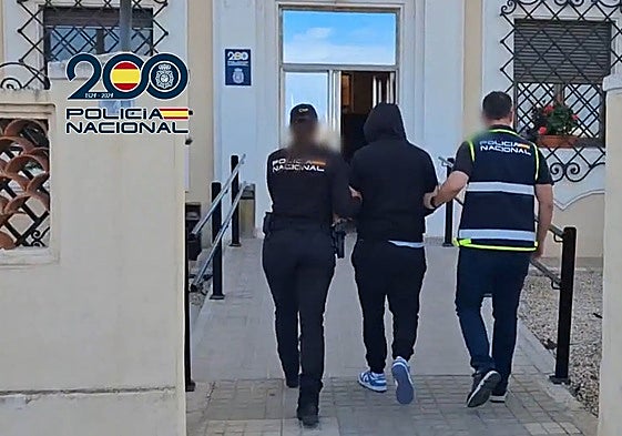 Dos agentes con el detenido.