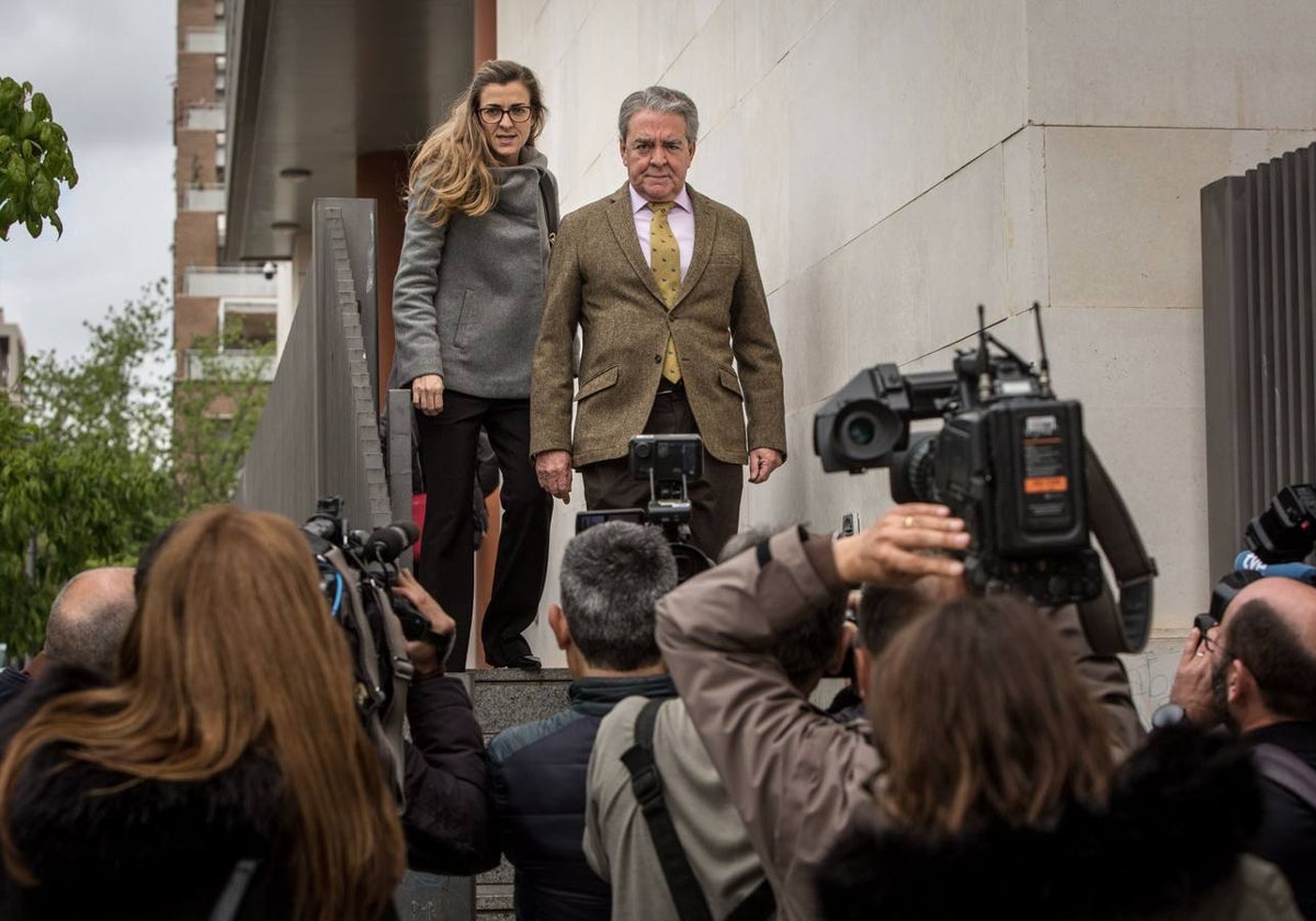 El letrado José María Corbín a la salida de la Ciudad de la Justicia.