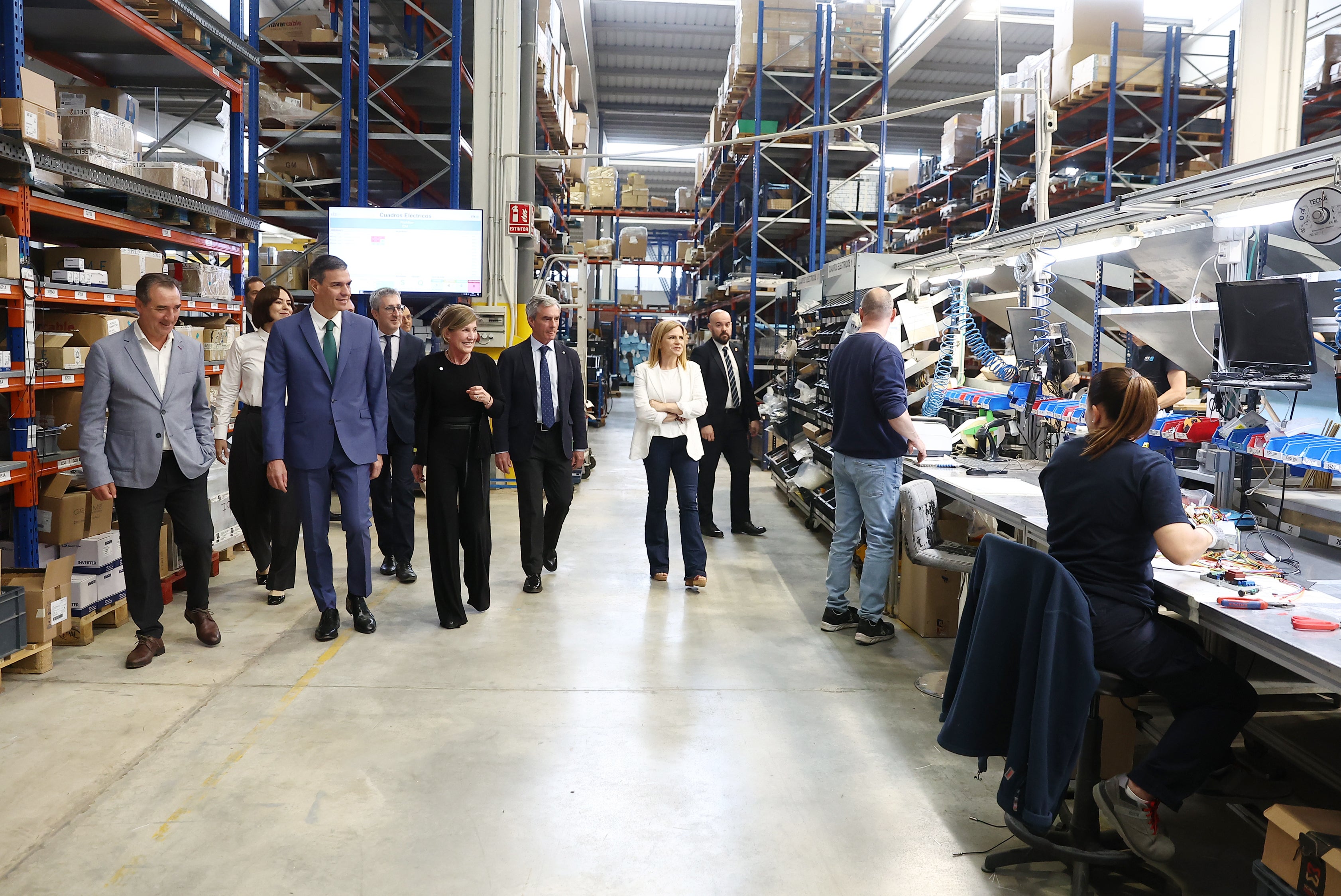 Un momento de la visita de Sánchez a la empresa de Riba-roja.