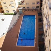 Una piscina comunitaria de Valencia, imagen de archivo.