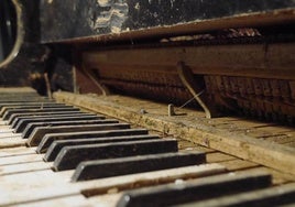 El piano, en el estado en el que quedó después de las inundaciones.
