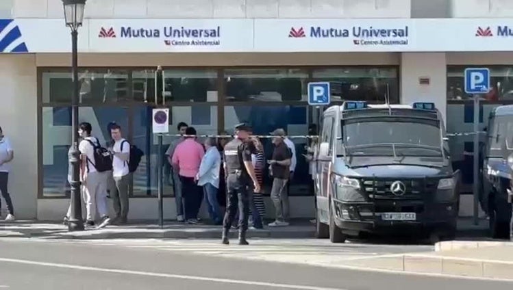 La policía dispersa a un grupo de manifestantes que protesta con silbatos antes de la llegada de Sánchez