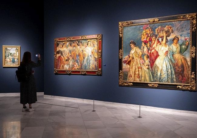 De derecha a izquierda, 'Floreal' (1915), de José Pinazo_ 'Falleras y niños' (1930), de Luis Felipe Usabal_ 'Floristas valencianas' (1912) Luis Beut.