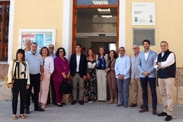 Autoridades y personal, en la apertura del nuevo centro de salud del municipio.