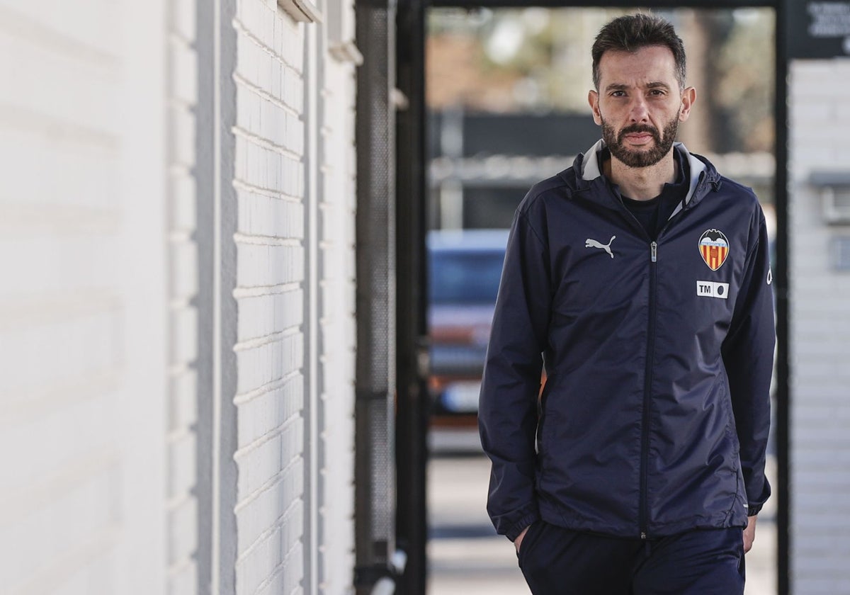 Carlos Corberán, en la ciudad deportiva de Paterna.