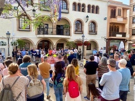 Manifestantes concentrados este jueves en la Plaza del País Valencià.