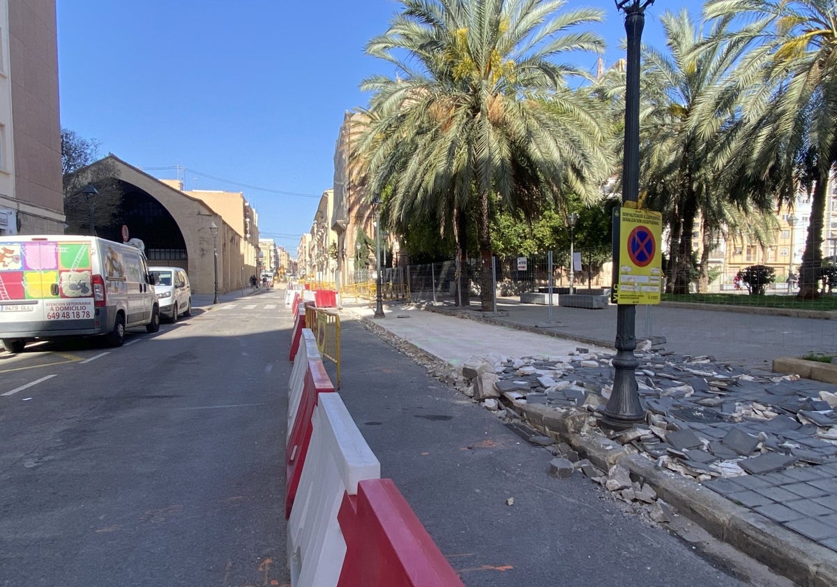 Imagen principal - Obras que se estaban efectuando en abril y comprobación que se realizó del paso de las andas de la Semana Santa Marinera.