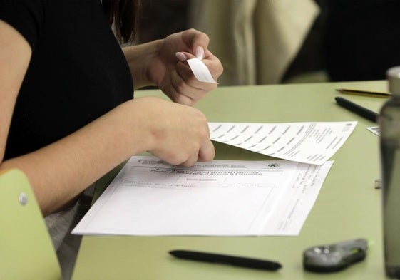 Una alumna prepara su examen de Selectividad en 2024.