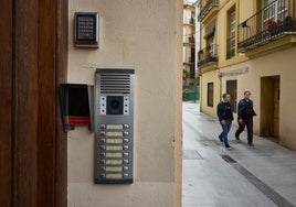 Un cajetín de llaves de un piso turístico en el barrio del Carmen de Valencia.