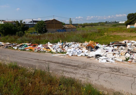 Vertedero ilegal en un huerto abandonado de Vara de Quart
