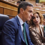 María Jesús Montero conversa con Pedro Sánchez en el Congreso.