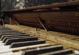 Imagen del piano lleno de barro tras la dana.