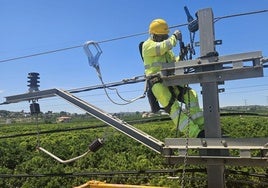 Reparación de la catenaria en una de las líneas afectadas.