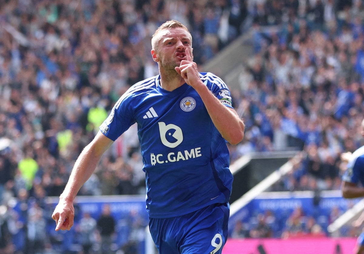 Jamie Vardy manda callar tras celebrar un gol ante el Ipswich Town.