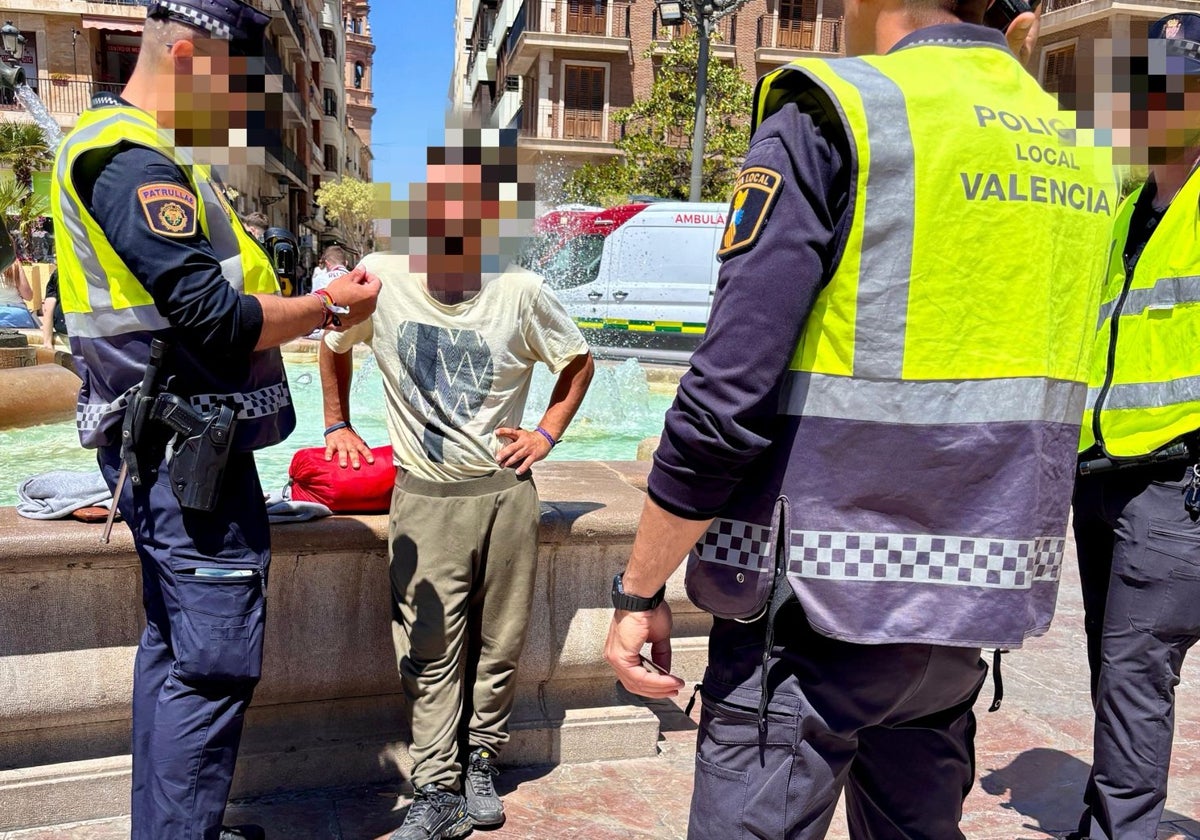 Un hombre clava un cuchillo en la nuca a una turista italiana en el centro de Valencia