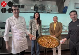 Los cocineros muestran la fideuà en el Centro de Turismo.