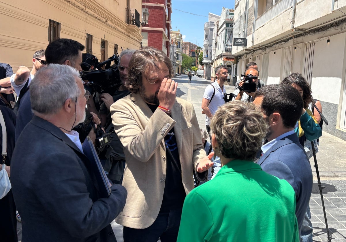 El ministro, a la derecha, junto a Papi Robles y los representantes de la asociación de vecinos del Cabanyal.
