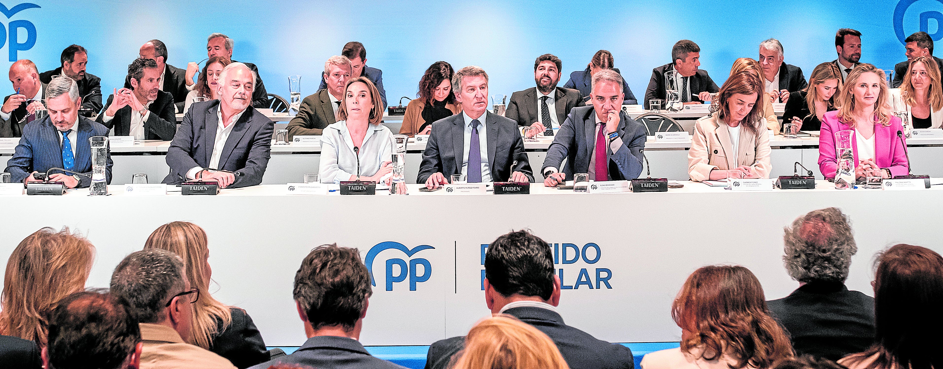 Mazón, en tercera fila, en la Junta Directiva del PP del pasado lunes.