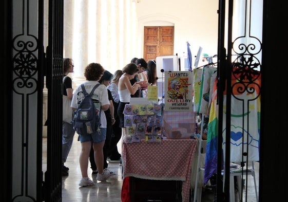 Menores en un stand con comics.