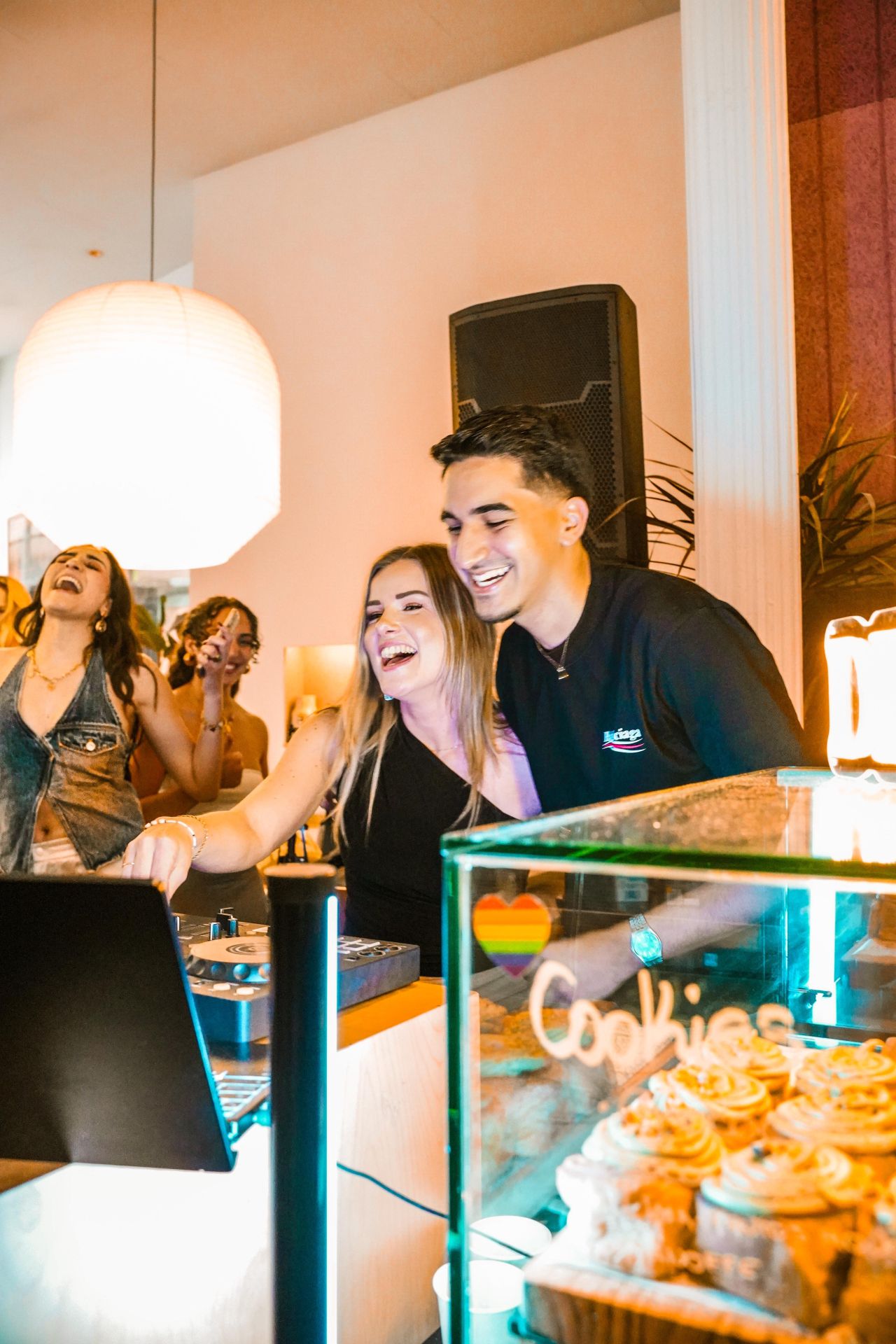 Lisa y Yas, de Derali Music, en la coffee party