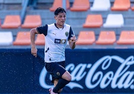 Warren Madrigal, durante un partido del filial esta temporada.