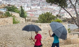 Lluvia en el castillo de Santa Bárbara, en una imagen de archivo.