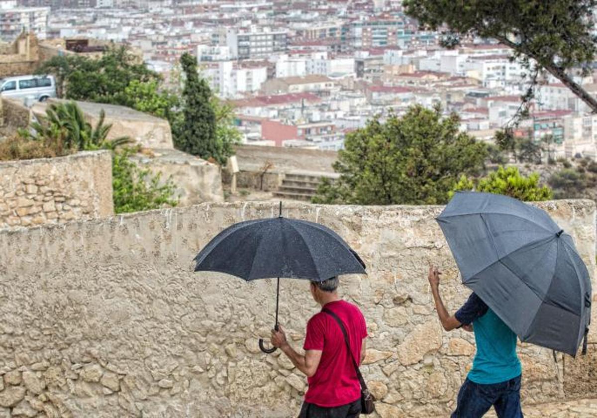 Lluvia en el castillo de Santa Bárbara, en una imagen de archivo.