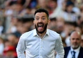 Carlos Corberán, durante un partido en Mestalla.