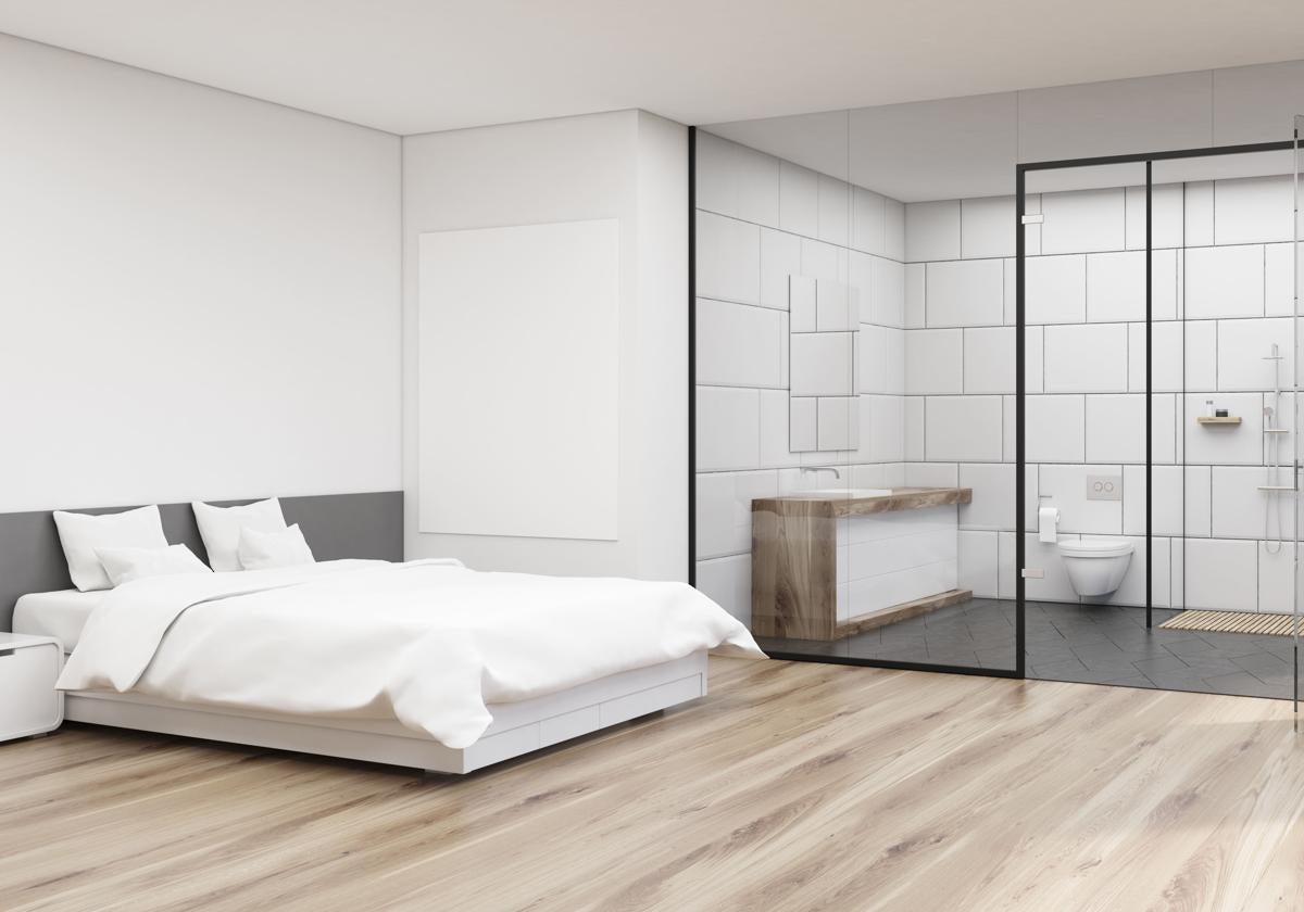 Una habitación con baño abierto.