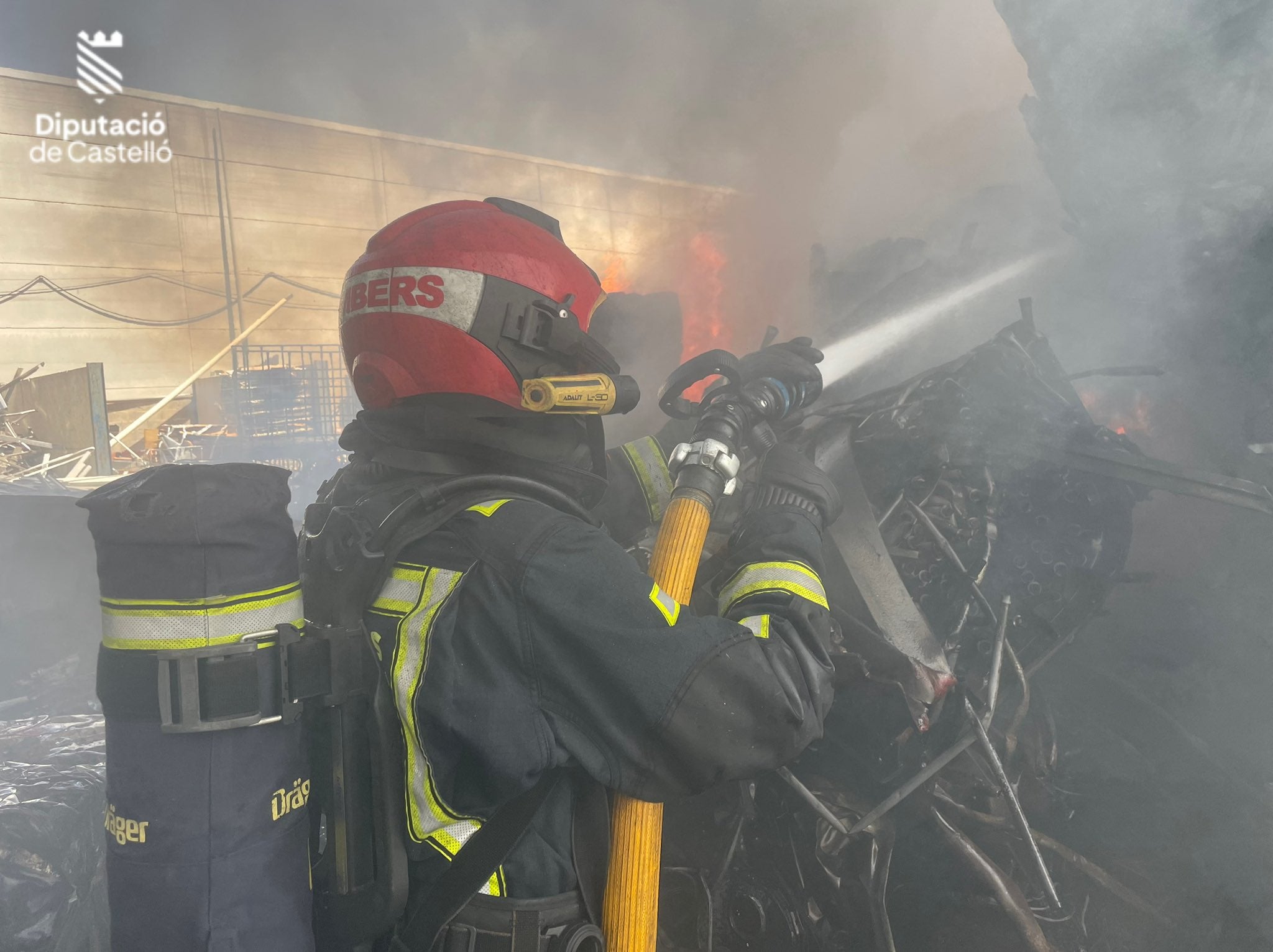 Imagen secundaria 1 - Imágenes de los trabajos de extinción de los bomberos del Consorcio Provincial de Castellón.