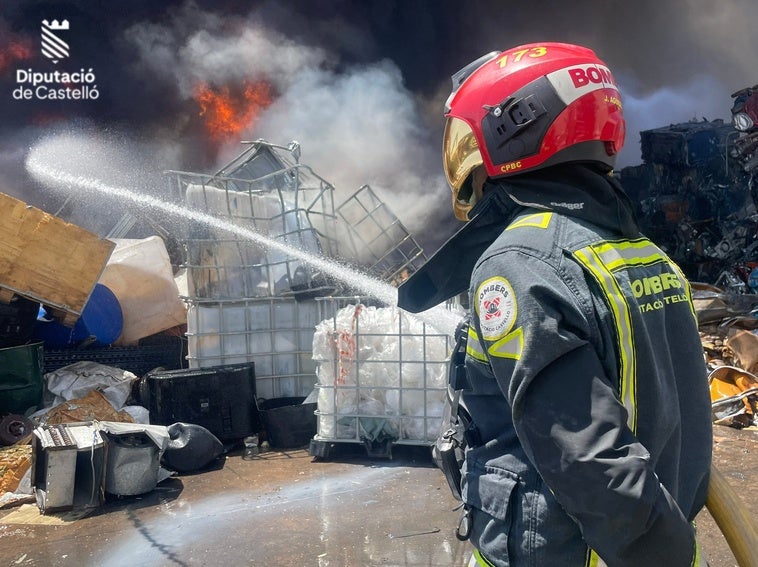 Cinco dotaciones de bomberos trabajan en la extinción de un incendio en un desguace de Burriana