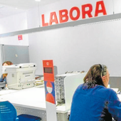 Una trabajadora de Labora atiende a un usuario.