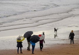 Lluvia en una playa.