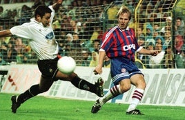 El valencianista Moya intenta cortar un pase de un futbolista del Bayern Munich.