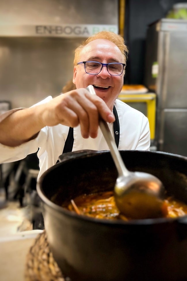 Rafa Brández lidiando con el arroz.