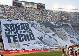 Mosaico de la afición del Valencia, previo a la final de Copa ante el Barcelona de la 2018-19.